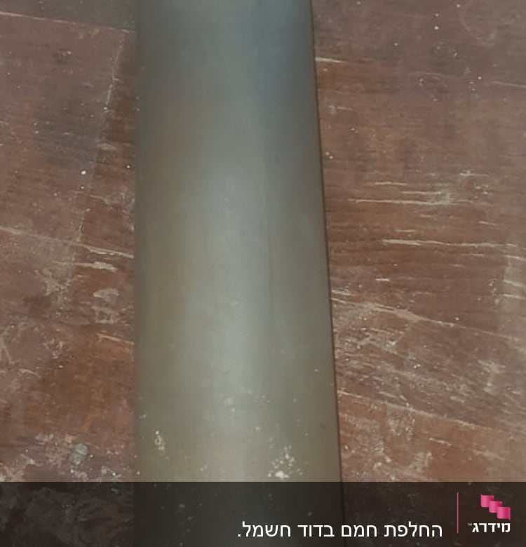 צינור מתכת עם חור ושבר בחלק העליון